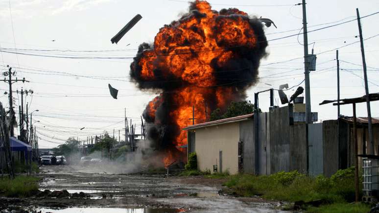 Exército equatoriano usou artilharia pesada e bombardeou instalações da quadrilha Los Choneros, no sul. Imagem de uma operação similar, realizada em Duran, no sudoeste do país, em 14 de março de 2025.