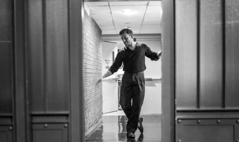 Jonathan Bailey é o primeiro homem assumidamente gay a ser eleito como o Mais Sexy do Mundo pela revista People