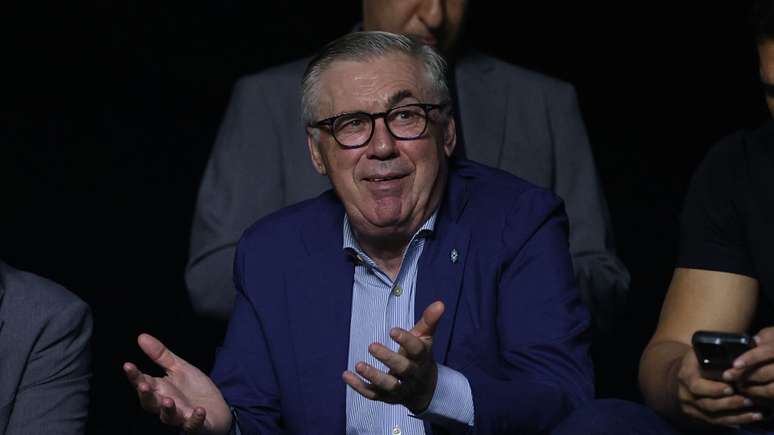 Carlo Ancelotti assistindo jogo em São Januário