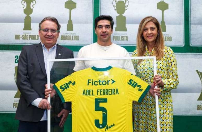 O técnico Abel Ferreira entre a presidenta Leila Pereira e o vice-presidente Paulo Buosi  –