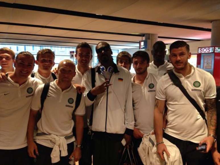Snoop Dogg ao lado de jogadores do Celtic em 2014 