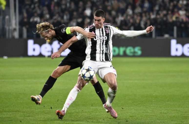 Yildiz, da Juventus não tem vida fácil diante da marcação de  Diomande.  Turco não leva seu time ao triunfo contra o Sporting.