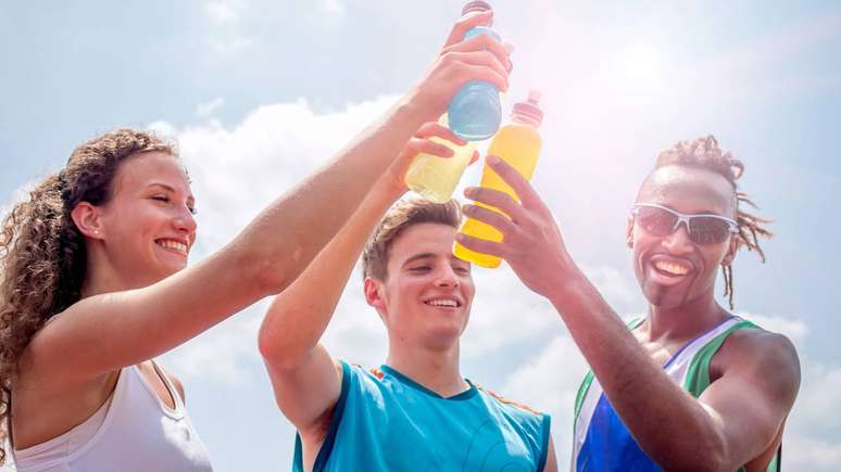 Os especialistas recomendam o uso de bebidas isot&ocirc;nicas principalmente em situa&ccedil;&otilde;es de esfor&ccedil;o intenso ou prolongado, como corridas superiores a uma hora, partidas longas de futebol, ciclismo ou treinos intensos em ambientes quentes e &uacute;midos, onde a sudorese &eacute; elevada &ndash; depositphotos.com / nimsys