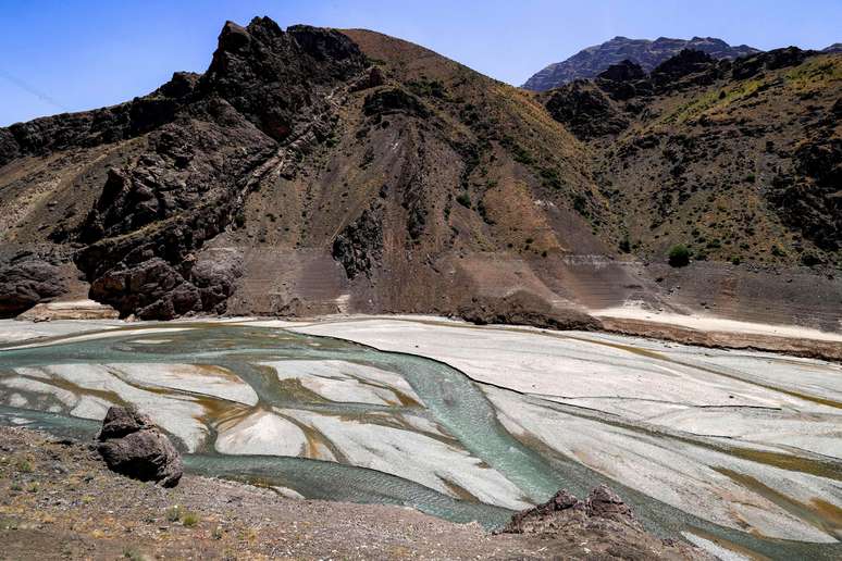 Imagem do rio Karaj, acima da represa Amir Kabir, mostra o baixo nível da água fluindo em pequenos canais pelo seu leito, em 1° de junho de 2025