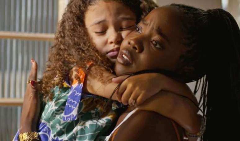 Leona (Clara Moneke) deixa de ser a babá de Sofia (Elis Cabral) após Filipa (Claudia Abreu) perder a guarda da criança em 'Dona de Mim'.