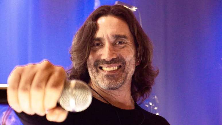 Renato Lee, vocalista da banda Serial Love, foi afastado após ser denunciado por agredir a companheira