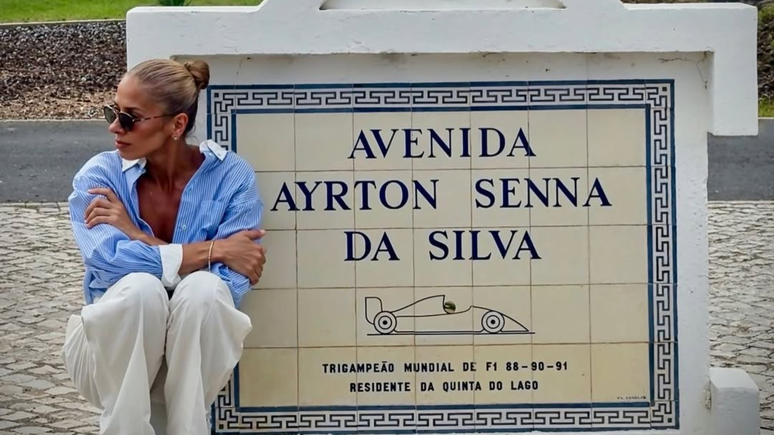 Galisteu on a plaque honoring Senna in Portugal