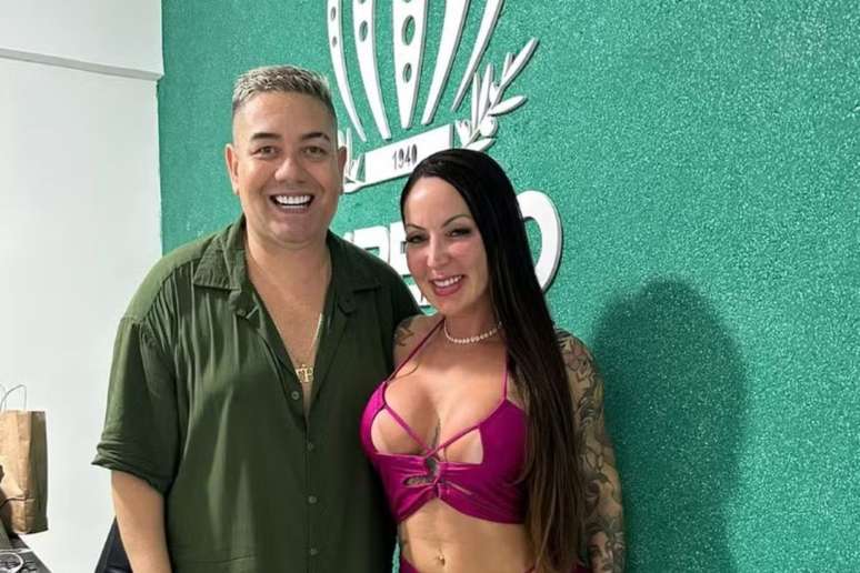 Thiago e Elisa posam juntos em anúncio de coroação