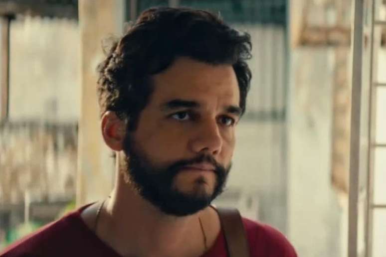 Wagner Moura caracterizado como Marcelo 
