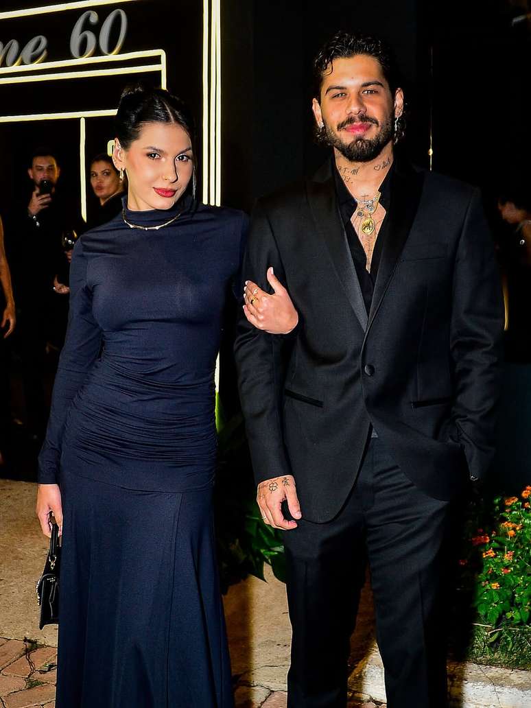 Ana Castela e Zé Felipe posam juntos no aniversário de sertanejo