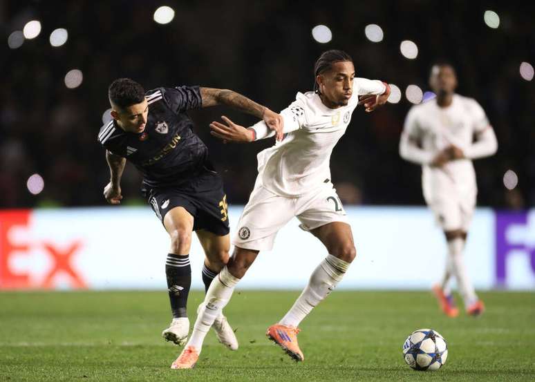 Jo&atilde;o Pedro em disputa de bola com Pedro Bicalho na Champions &ndash;