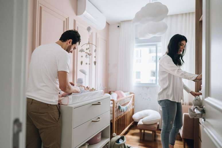Licença-paternidade traz benefícios para a carreira das mães, apontam evidências