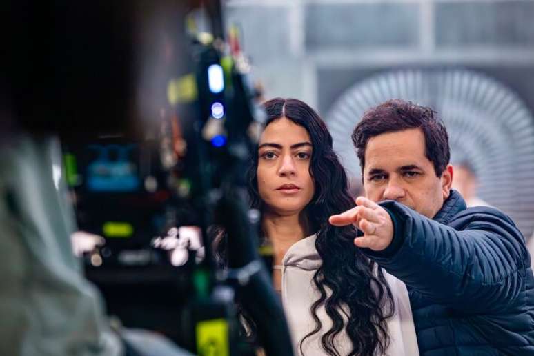 A atriz Carol Castro e o diretor Wagner de Assis, nos bastidores de 'Nosso Lar 3'; cineasta e atriz j&aacute; trabalharam juntos em 'Ningu&eacute;m &eacute; de Ningu&eacute;m'