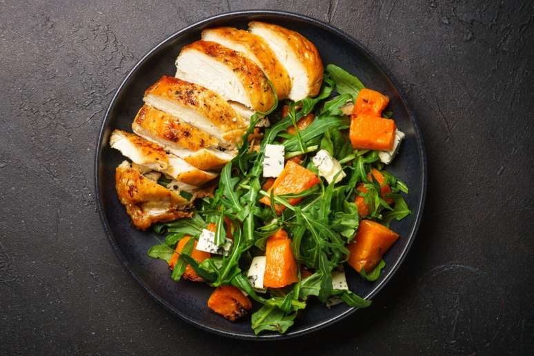 Peito de frango grelhado com salada de r&uacute;cula, ab&oacute;bora e queijo 