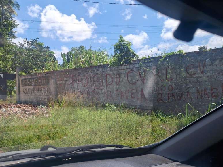Pichação do CV proíbe roubos em Curuçambá, na cidade de Ananindeua; motorista de aplicativo relata que, para entrar em áreas dominadas pelo CV na região metropolitana, é preciso ligar o pisca-alerta e baixar os vidros