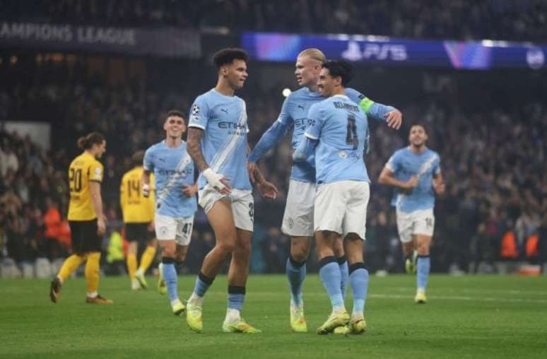 బోరుస్సియా డార్ట్మండ్ డిఫెండర్లతో బంతి వివాదంలో ఎర్లింగ్ హాలాండ్ –