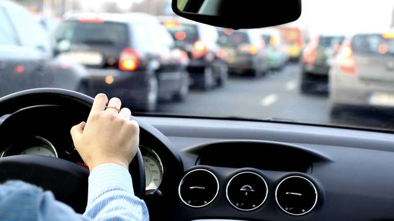 Ainda que o processo se mostre mais flexível, alguns pontos não sofrem mudança. Tanto a prova teórica quanto o teste prático de direção não deixarão de ser obrigatórios – depositphotos.com / ambrozinio