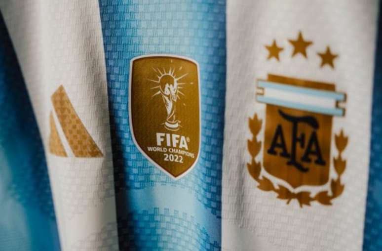 Messi foi um dos modelos de divulgação do novo uniforme da Argentina –