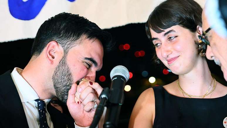 O casal se conheceu no aplicativo de namoros Hinge