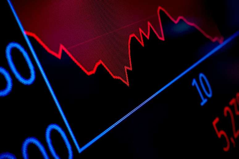 ఏప్రిల్ 4, 2025న న్యూయార్క్ స్టాక్ ఎక్స్ఛేంజ్ (NYSE) ఫ్లోర్‌లో మానిటర్ మానిటర్ ట్రేడింగ్. REUTERS/Brendan McDermid