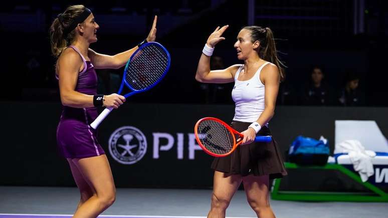 తెలుపు రంగులో లూయిసా స్టెఫానీ మరియు వైన్‌లో బాబోస్ 