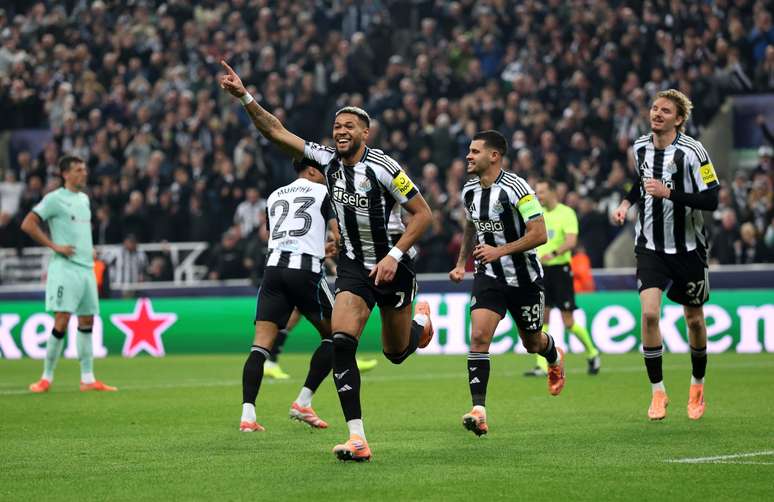 Joelinton comemorando o segundo do Newcastle 