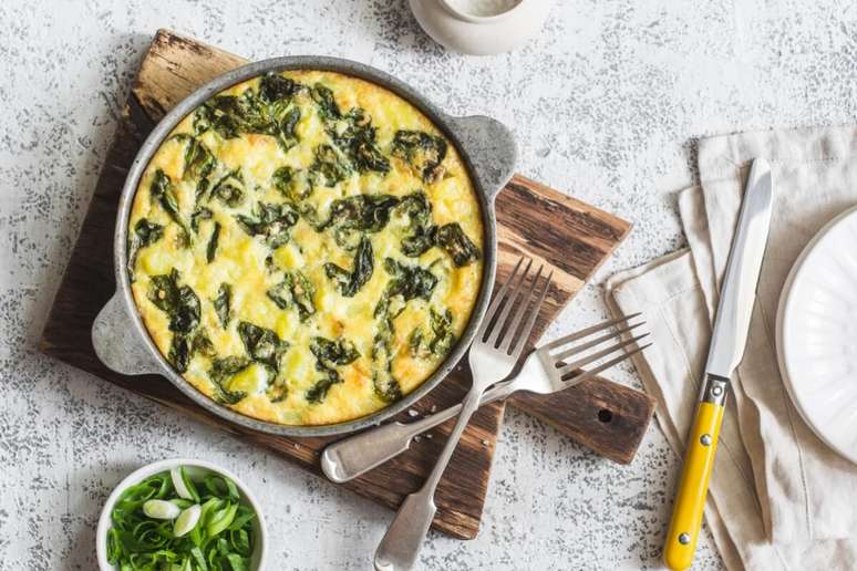 Torta de gr&atilde;o-de-bico e lentilha com recheio de escarola 