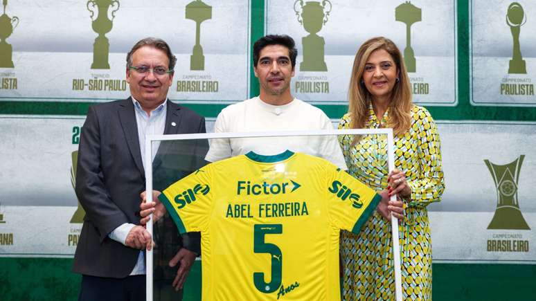 Abel Ferreira recebe homenagem de diretoria do Palmeiras