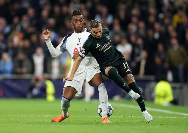 Destiny Udogie durante partida do Tottenham 