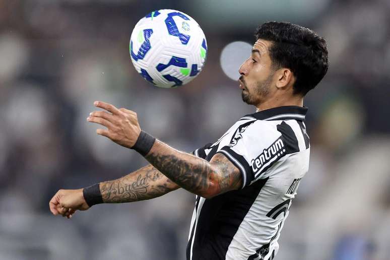 Santi Rodríguez tem se destacado nos últimos jogos do Botafogo. O jogador está pendurado com dois cartões amarelos.