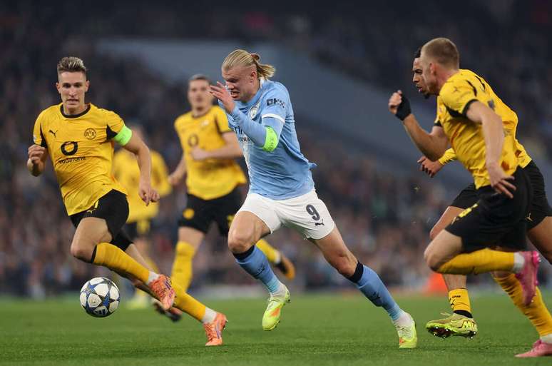 బోరుస్సియా డార్ట్మండ్ డిఫెండర్లతో బంతి వివాదంలో ఎర్లింగ్ హాలాండ్ –