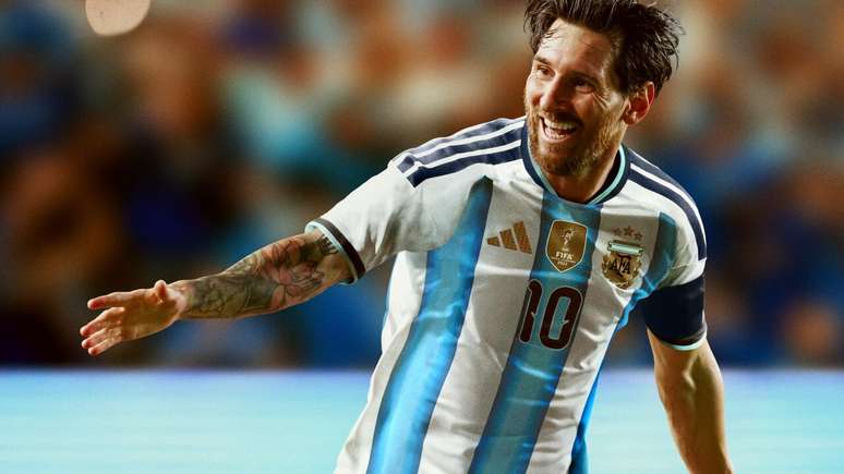 Messi foi um dos modelos de divulgação do novo uniforme da Argentina –