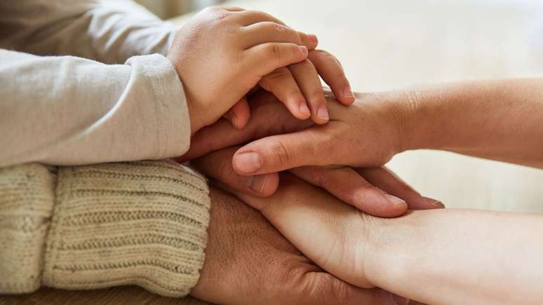 O cérebro é plástico e muda ao longo da vida; descubra como ele se transforma na infância, adolescência, vida adulta e velhice