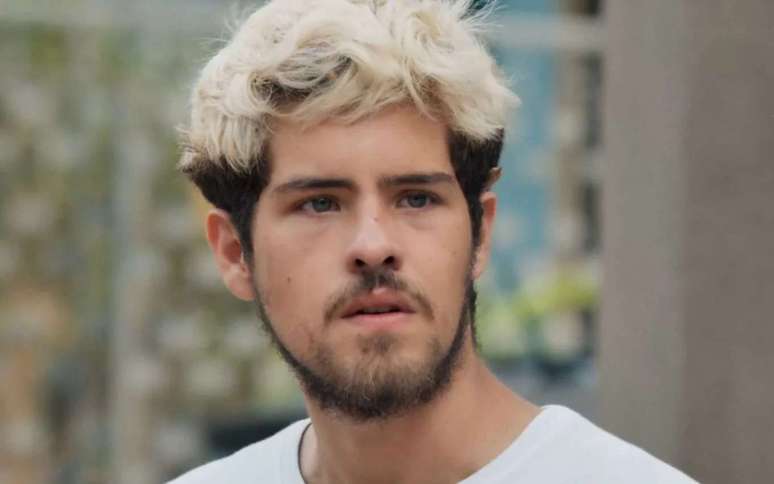 Raul é alvo do desprezo da vilã Arminda: ela debocha do comportamento e das roupas dele