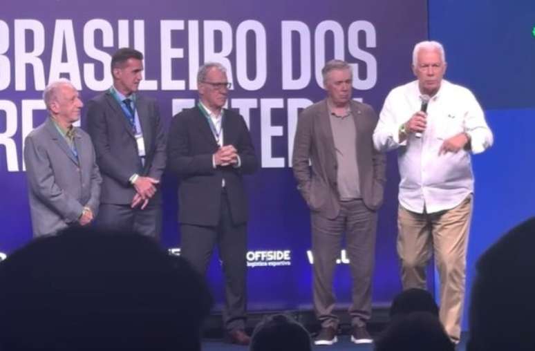 Emerson Leão ao lado de Ancelotti –