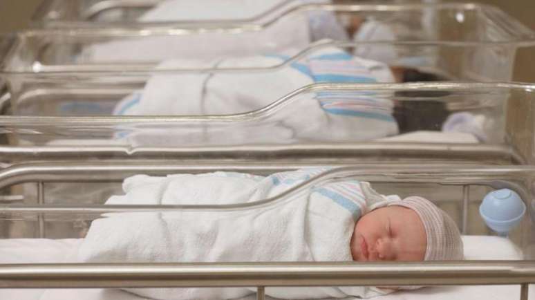 A bibliografia não mostra efeitos da licença-paternidade sobre a fertilidade em países mais ricos, mas há evidências de impacto no aumento das taxas em países mais pobres e menos igualitários como o Brasil