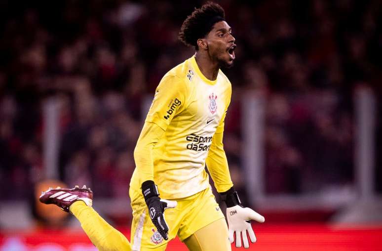 Hugo Souza sofreu uma agressão durante jogo contra o Athletico-PR -