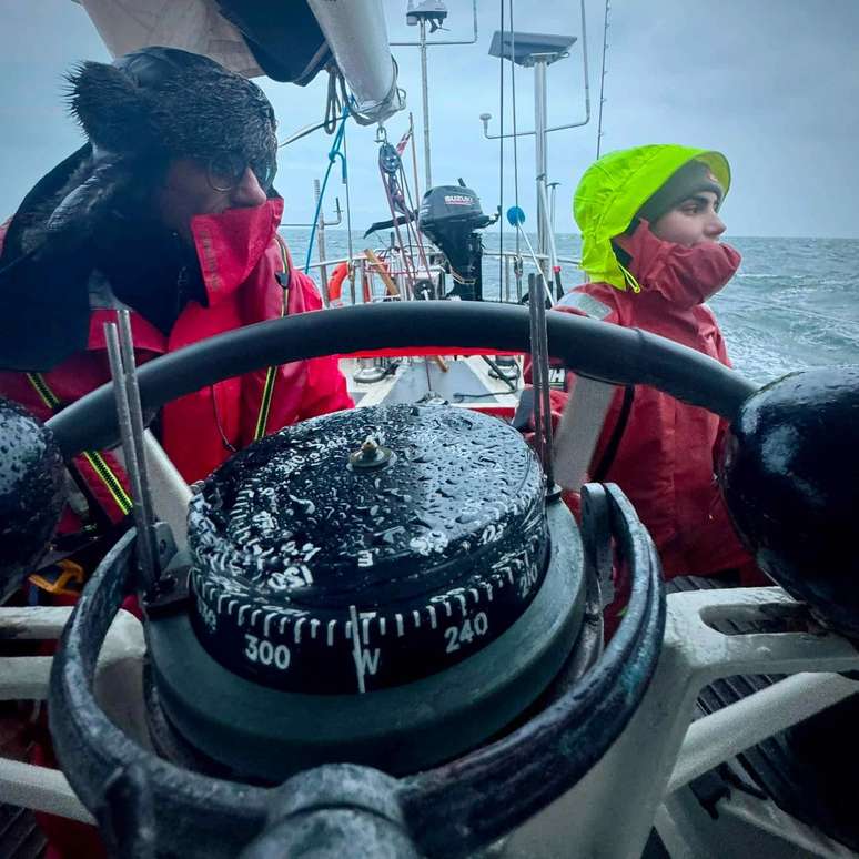 Pai e filha, em viagem de travessia da Passagem do Noroeste 