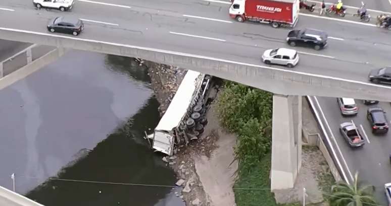 ఈ బుధవారం 5వ తేదీ సాయంత్రం 5 గంటల సమయంలో ట్రక్ బోల్తా పడింది