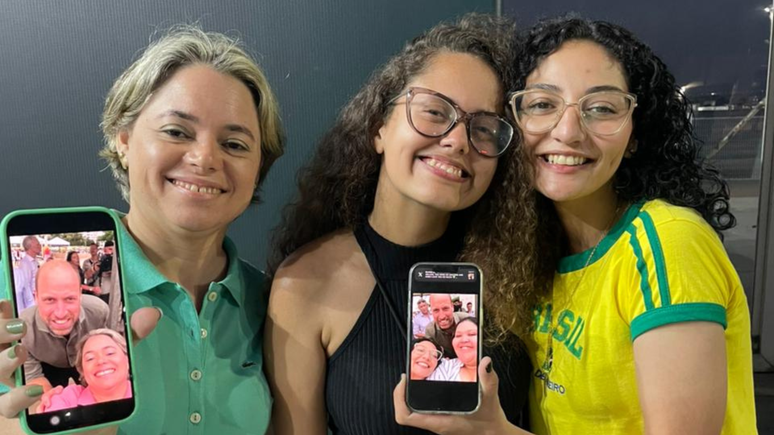 Brasileiras tiram foto com príncipe William em Copacabana