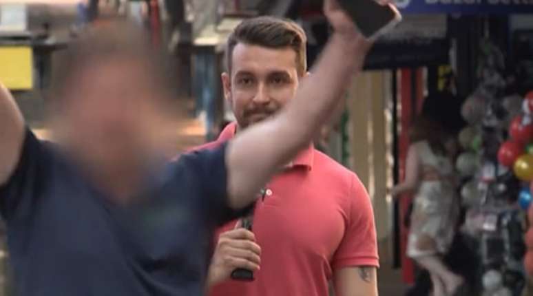 Um homem invadiu o espaço do repórter Henrique Cemin para atrapalhar a gravação