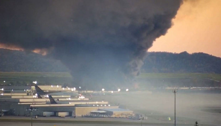 విమానం పేలుడు తర్వాత స్మోక్ స్క్రీన్ ఏర్పడుతుంది