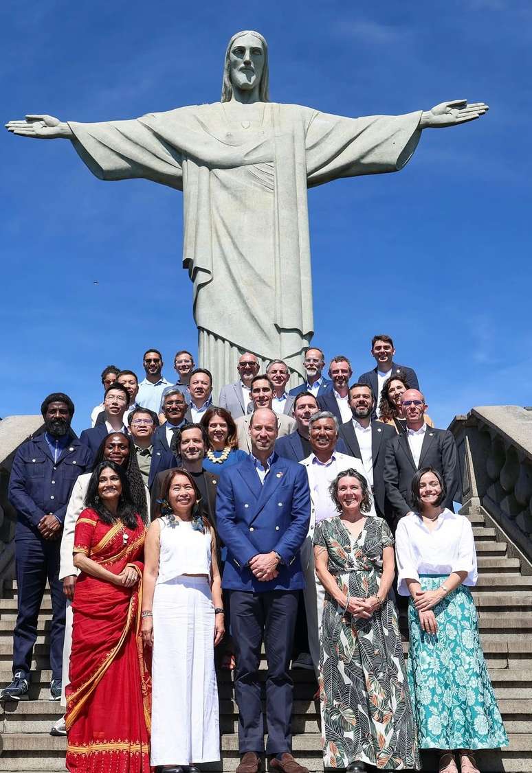 O pr&iacute;ncipe chegou por volta das 8h30, acompanhado do prefeito Eduardo Paes, que apresentou a vista do ponto tur&iacute;stico