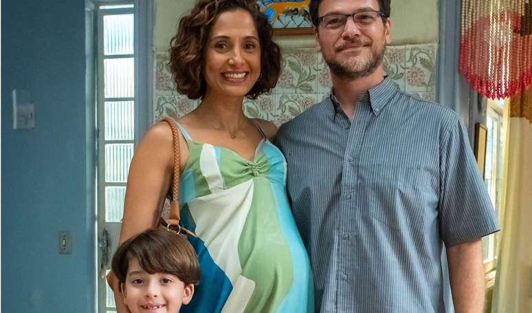 Ellen (Camila Pitanga) retorna com falsa gravidez e casada com Hudson (Emílio Dantas) e com o enteado Igor (Theo Matos).