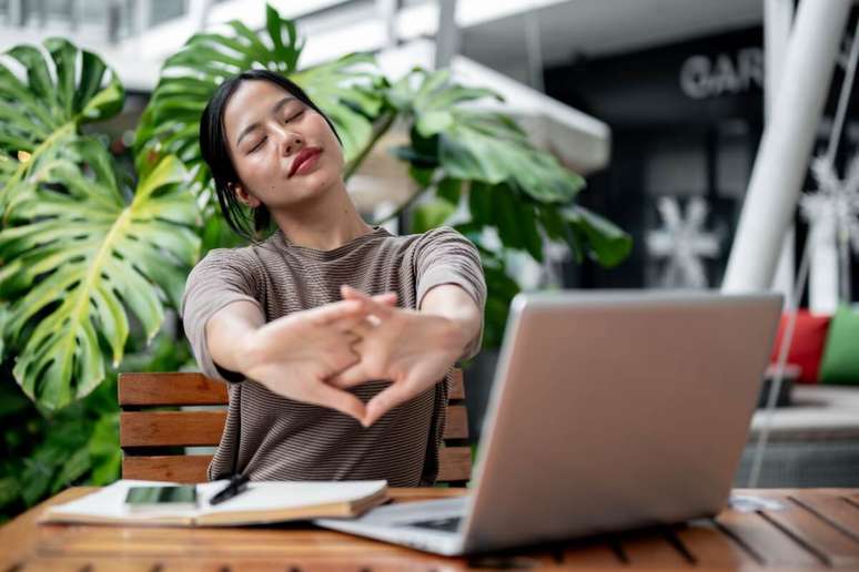 Alongamentos simples ajudam a aliviar a tensão e melhorar o foco 