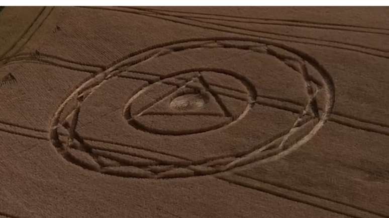 Desenho geométrico aparece em plantação em Santa Catarina; diferentes teorias são levantadas sobre os agroglifos