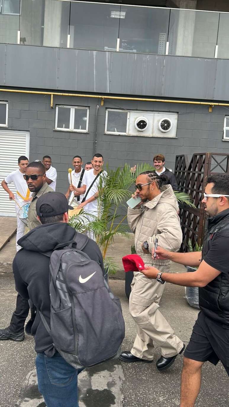 Lewis Hamilton chega no aut&oacute;dromo de Interlagos e ignora samba