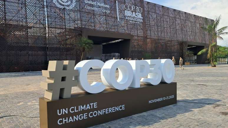 O símbolo da COP30 em frenta ao Parque da Cidade, que vai receber a cúpula dos líderes a partir desta quinta-feira, 6 de novembro de 2025, em Belém.