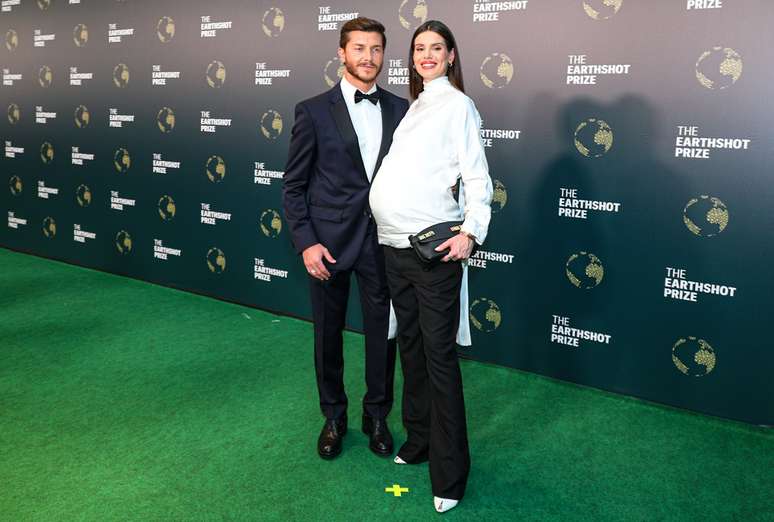 Klebber Toledo e Camila Queiroz 