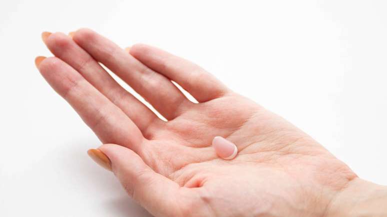 Cuidados simples em casa, como hidratar as cutículas e evitar produtos químicos, ajudam na recuperação e fortalecem as unhas – depositphotos.com / dmitryi